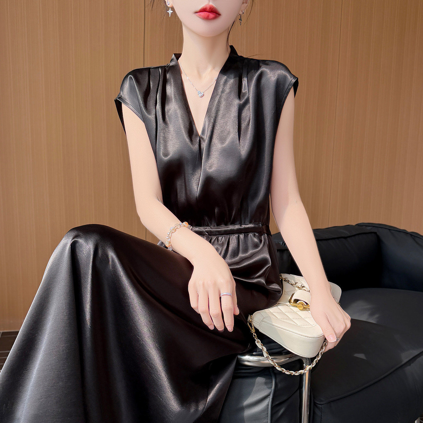 优雅V领抽绳收腰连肩袖百搭连衣裙女鎏金缎面系带显瘦垂坠感长裙