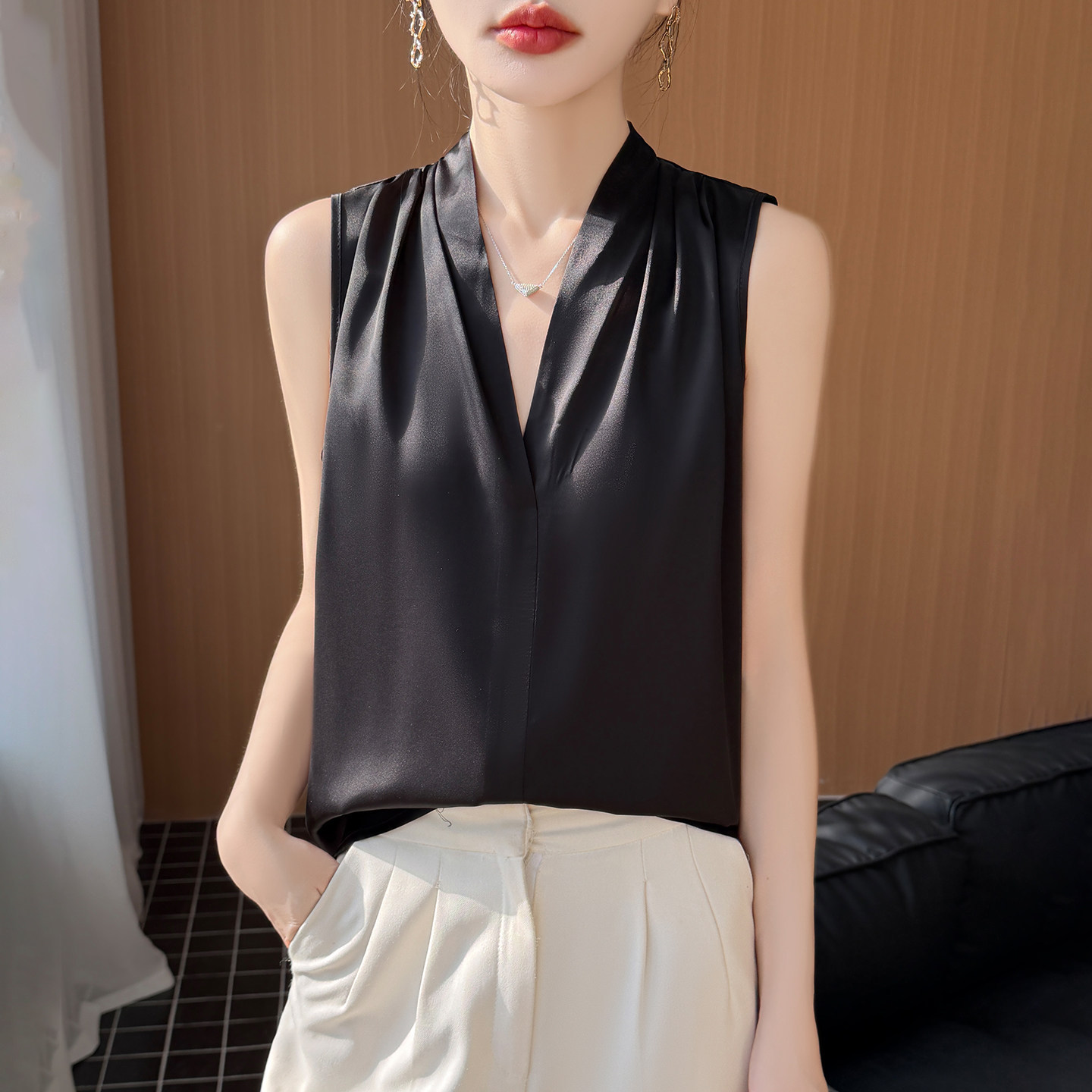 夏季新款质感缎面宽松外穿洋气吊带女时尚V领配西装无袖衬衣背心