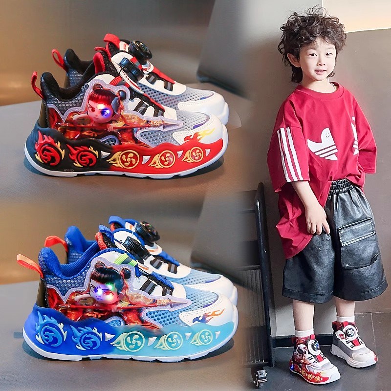 /哪吒亮灯鞋儿童m运动鞋带灯2025新款网面透气软底跑步鞋