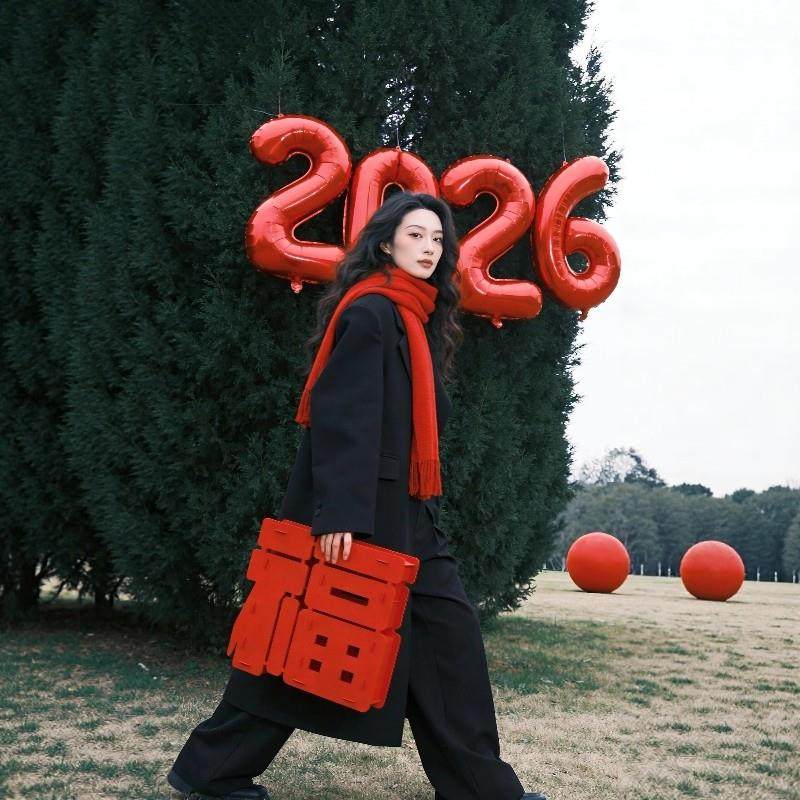 2026跨年拍照姿势红色数字气球喜庆新年氛围拍摄场景装饰布置道具