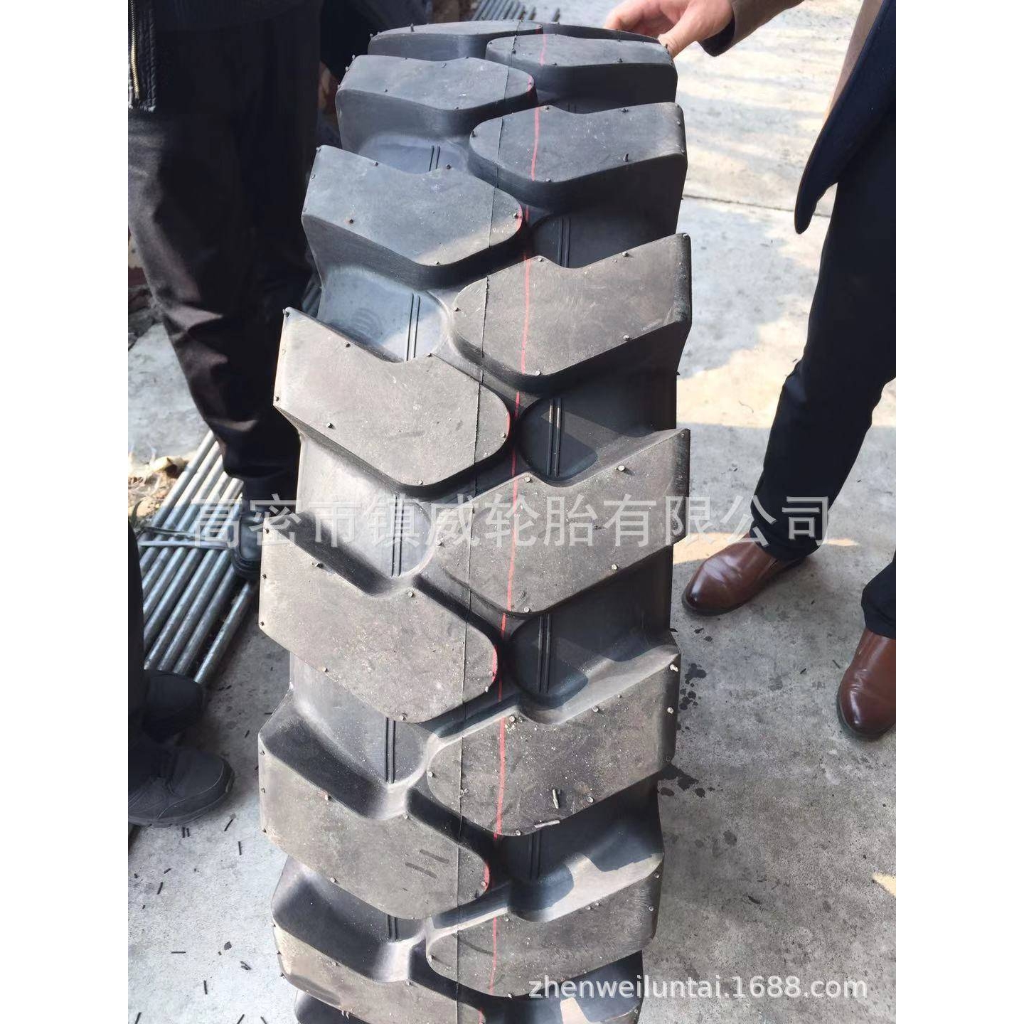 工程机械挖沟机轮胎 9.00-20 10.00-20 新源轮式人字花纹挖机轮胎