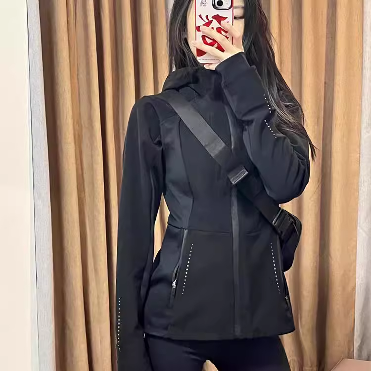 修身冲锋衣女款2025年新款防风旅游穿搭运动休闲外套收腰显瘦上衣