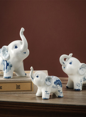 陶瓷大象摆件一家三口招财桌面装饰创意电视酒柜青花瓷小号工艺品