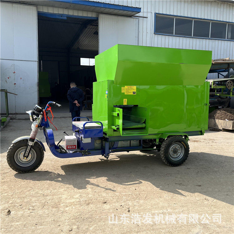 双侧刮板出料撒料车五方容量养牛棚运草布料设备机械化牛羊喂料机