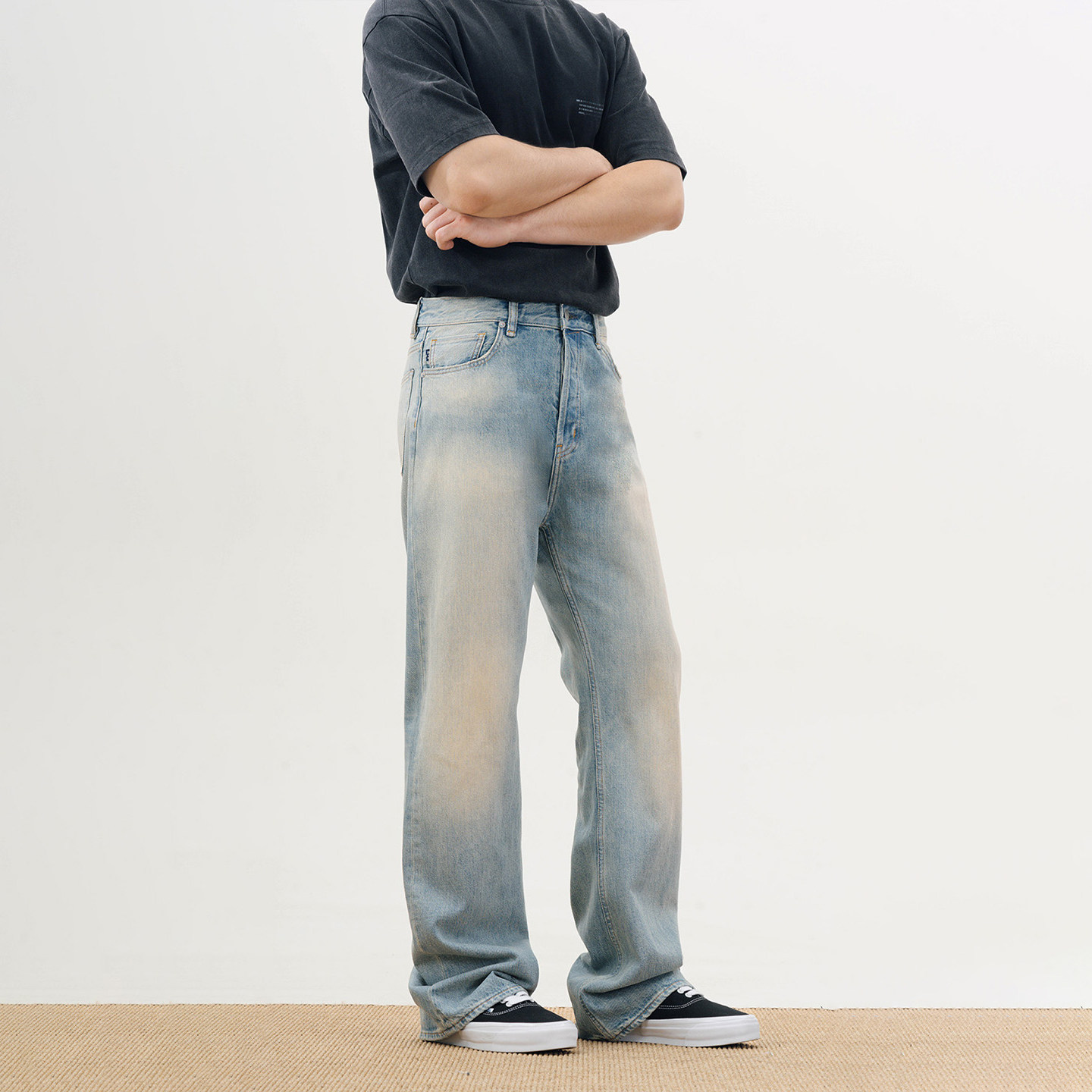 复古蓝养牛纹理微喇男士牛仔裤图片