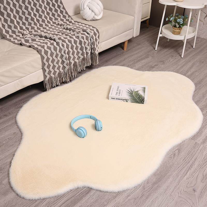 白色短毛绒云朵地毯少女床边毯不规则家用客厅茶几地垫镜前毛毛毯