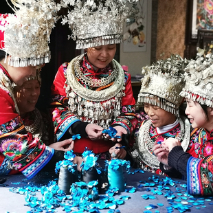 酉州苗绣绣出一片桃源面刺绣胸针