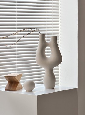 侘寂风抽象哑光陶瓷摆件简约售楼部书架样板间玄关白假山软装饰品