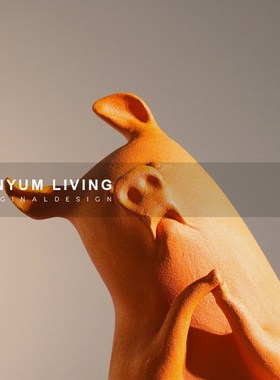 现代极简蓝色树脂小猪雕塑摆件样板房间售M楼处家居客厅桌面摆设