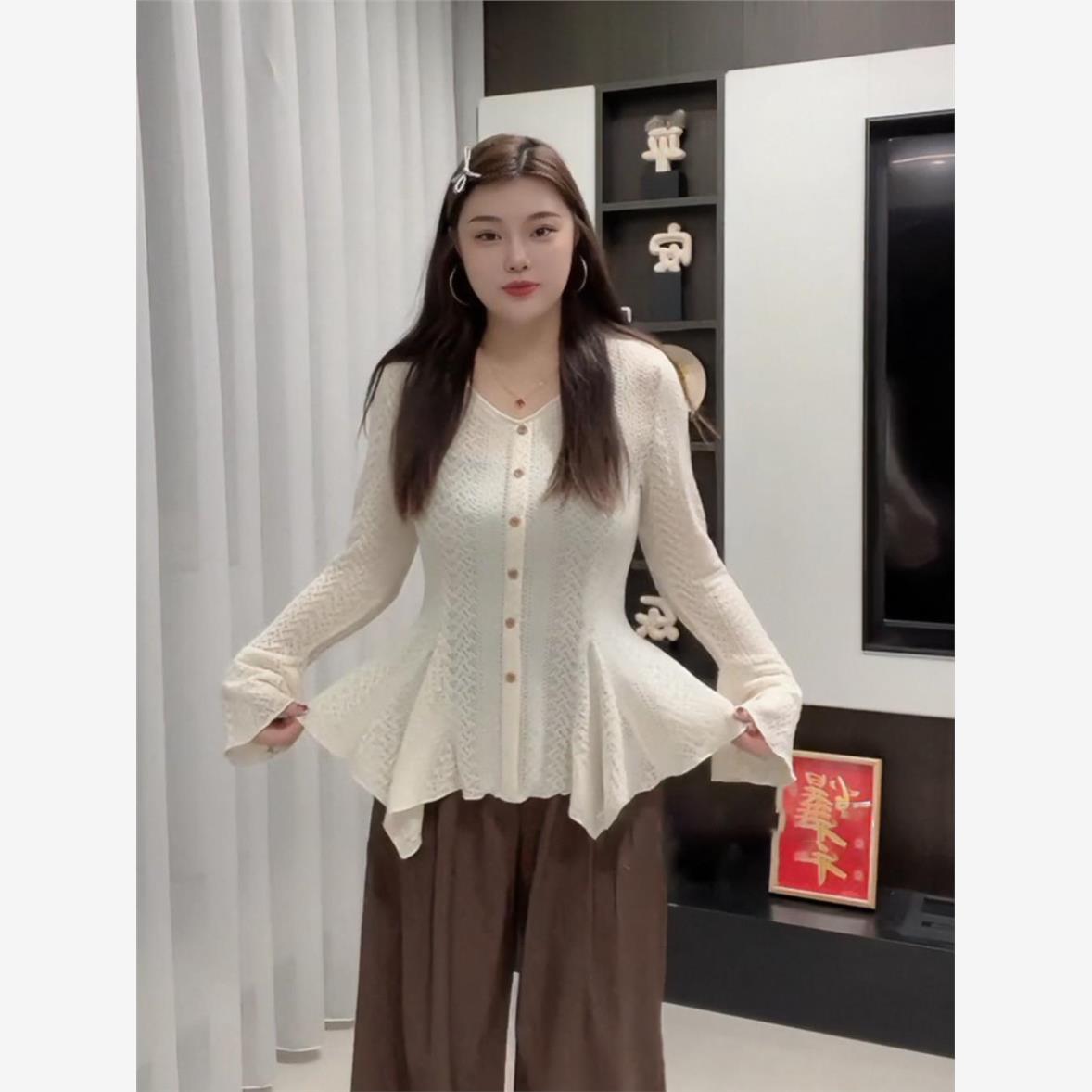 大码胖mm法式V领喇叭袖镂