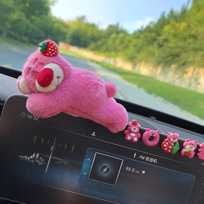 车内饰品屏幕趴趴摆件可爱草莓公仔玩偶熊车载挂件雨刮器汽车怀挡