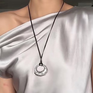 张杰同款绷带缠绕吊坠皮绳长款项链女小众设计极简百搭黑色毛衣链