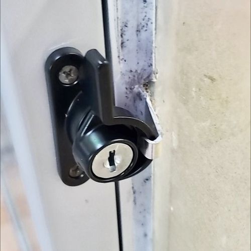 防护锁门窗防盗窗不锈钢塑钢推拉移门铝合金窗户卡扣通用老式带锁