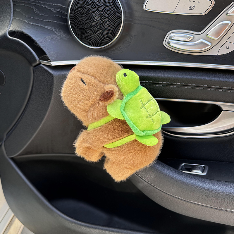 卡皮巴拉车内饰品摆件车搭子网红可爱水豚M创意车载汽车怀挡公仔