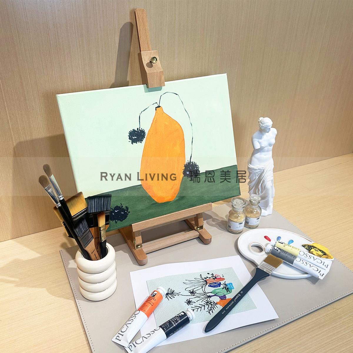 样板间儿童房绘画主题手绘画画架书桌笔筒颜料调色画笔组合饰品