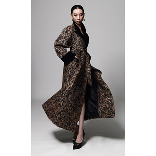 芈莱尤优 6122 高定系列丝绒领复古黑金提花风衣F23