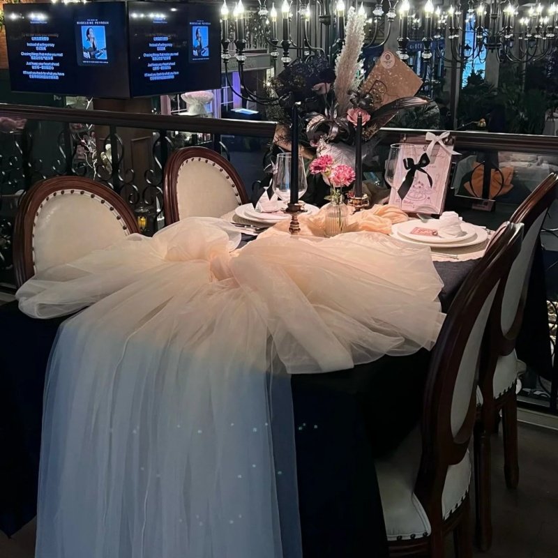 白色蝴蝶结桌旗桌布纱幔装饰西餐厅生日纪念日布置装饰KT板摆件