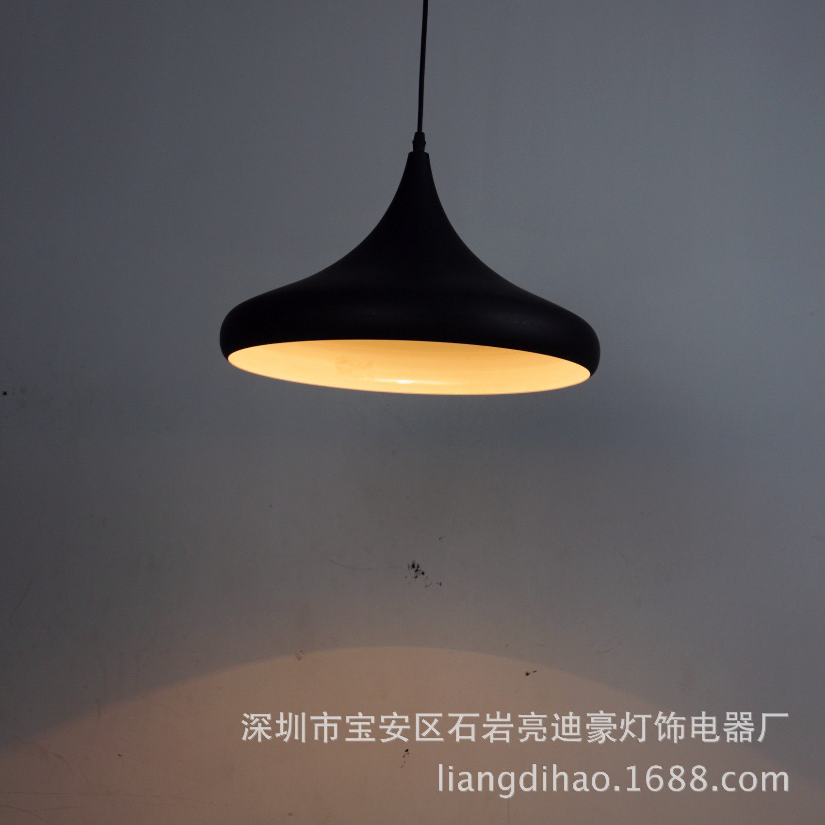 厂家批发现代现代简约餐吊灯铝材吊灯单头吧台灯个性创意铝材餐灯