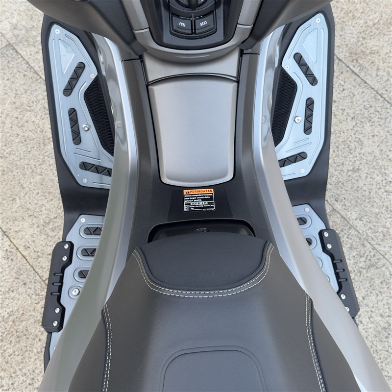 适用于25款雅马哈NMAX155改装铝合金脚踏NMAX防摔脚踏板 升级脚垫