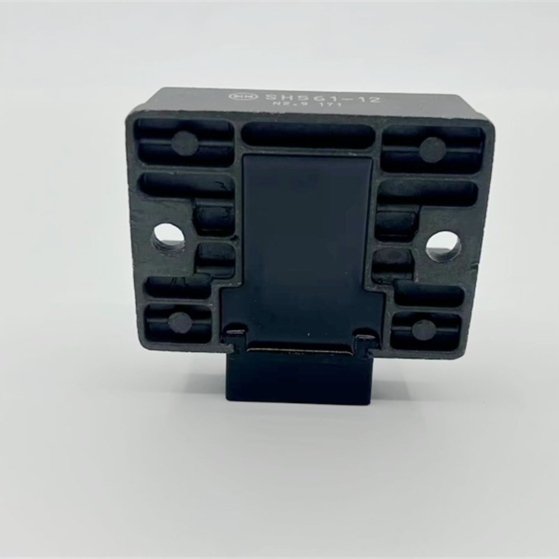 适用铃木弯梁配件 赛驰110 QS110-A/C稳压器 整流器