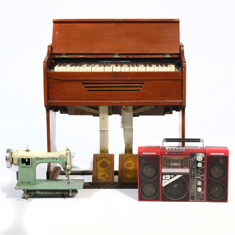 老式脚踏风琴摆设k咖啡馆话剧演出居委会历史遗迹上山下乡革命委