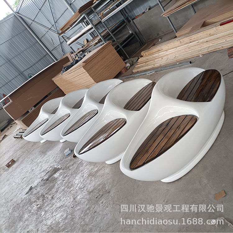 四川玻钢休闲椅厂家做仿木纹白色烤漆广场休息坐凳椅子两人坐