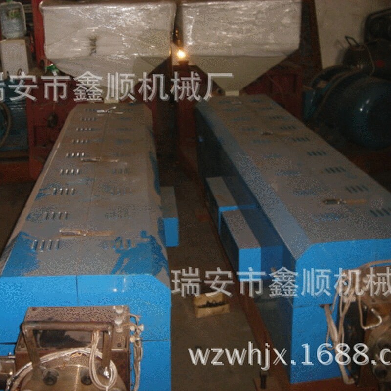 供应鑫顺机械3米宽两层共挤黑白膜吹膜机（提供免费技术安装）