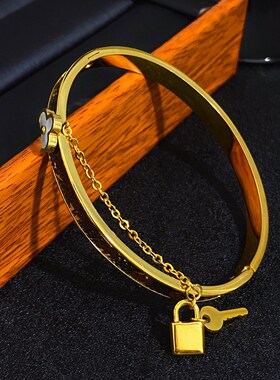 钛钢皮革四叶花链条锁头钥匙手镯气质设计感手环时尚手饰