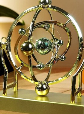 金色宇宙天体永动机仪摆件旋转不停高级感办公室书房桌面解压装饰