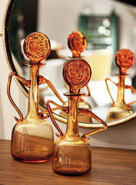 轻奢现代抽象异形麦田守望者人物玻F璃摆件样板间售楼处儿童房摆