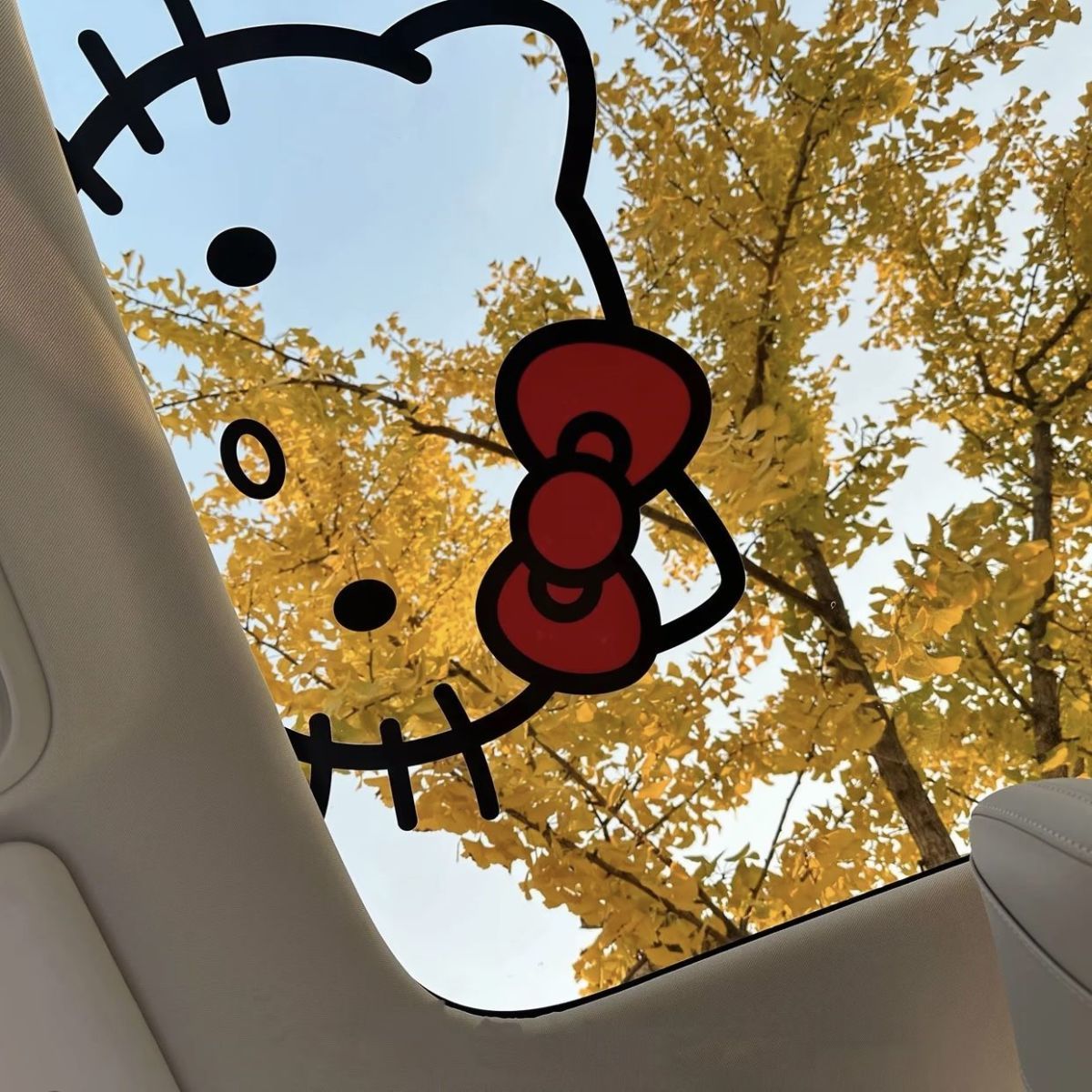 凯蒂猫天窗贴纸可爱防水防晒可遮挡画痕用于车身尾窗户装饰车贴
