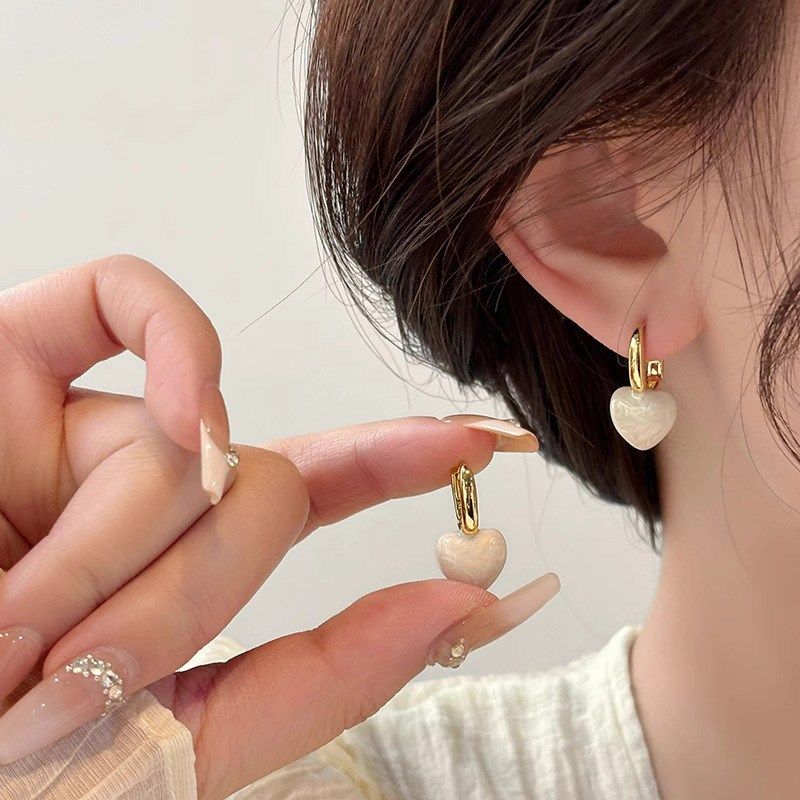 珐琅白色爱心耳扣女小众设计耳环2024H新款爆款高级感气质百搭耳