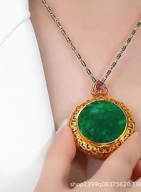 新款圆盘大气吊坠项链女r平安无事山水牌满绿辣椒绿配防过敏链妈