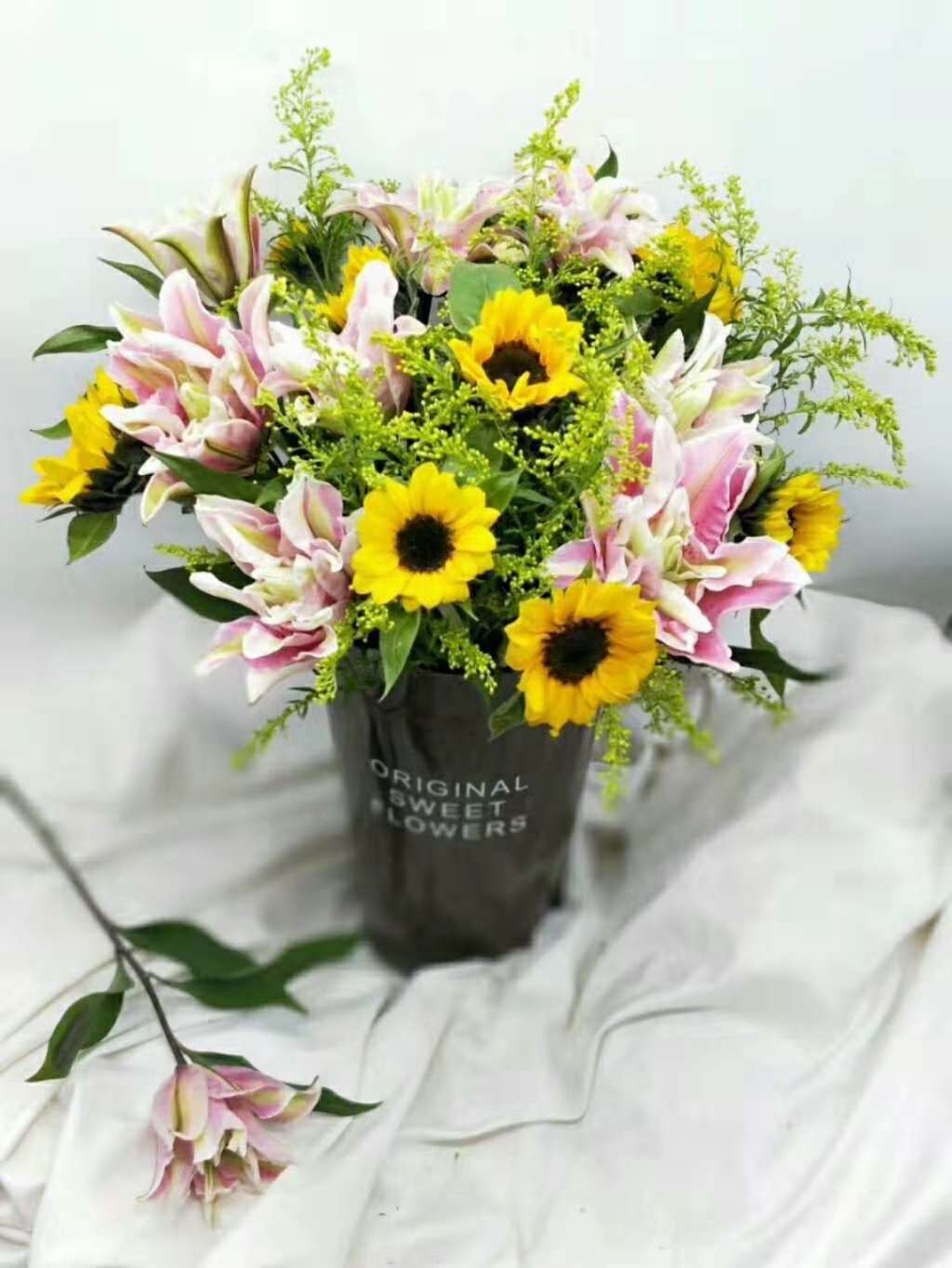 云南鲜花每周一花随机搭配有重瓣百合郁金香洋牡丹玫瑰桔梗等鲜花