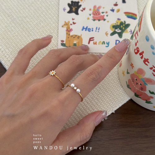 WANDOU可可爱爱小小雏菊珍珠戒指女简约百P搭通勤精致食指戒学