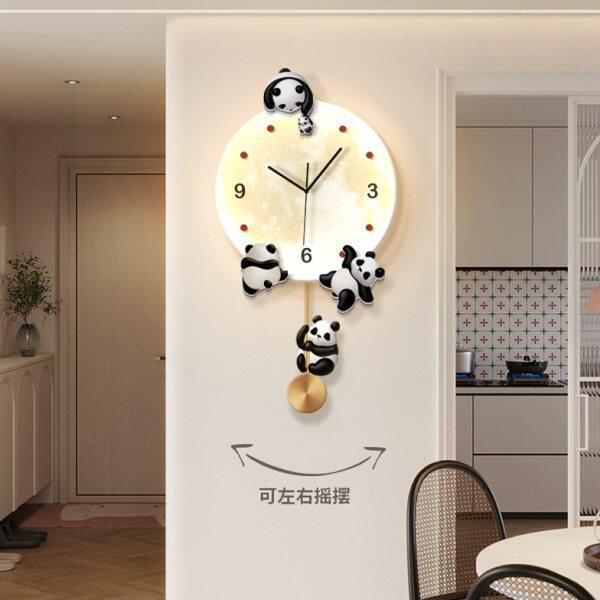 客厅熊猫挂钟2024新款高档餐厅摇摆创意时钟壁灯家用静音钟表挂墙