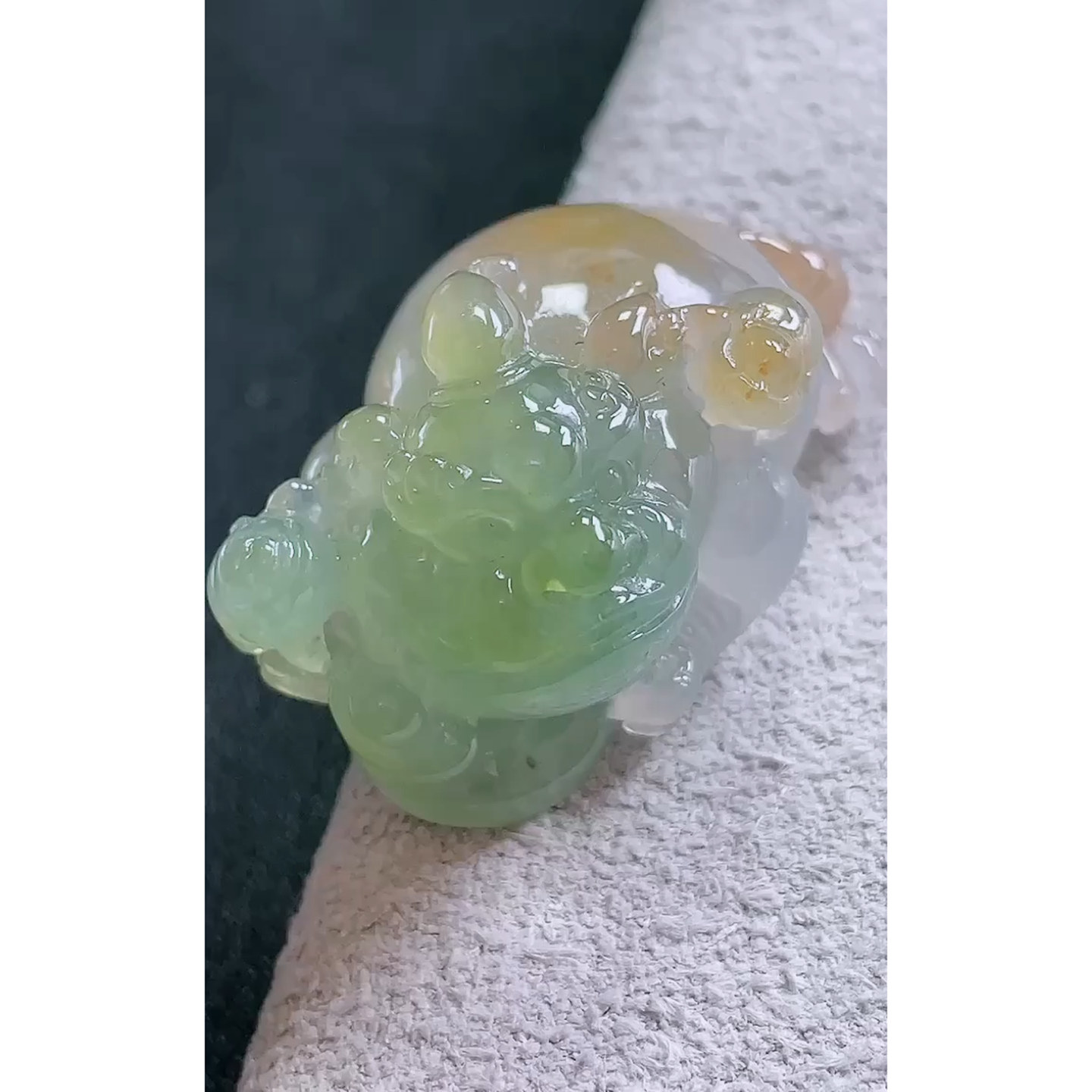 缅甸天然A货玉石翡翠 老坑冰种手工精雕黄加绿三脚金蟾吊坠