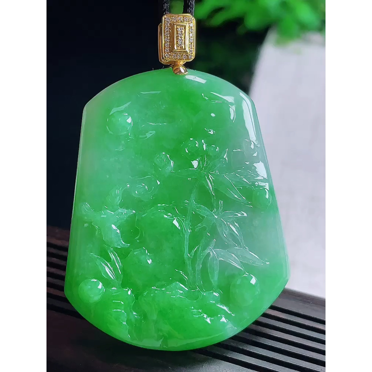 缅甸天然A货玉石翡翠 老坑冰种手工精雕18k金扣阳绿山水牌吊坠