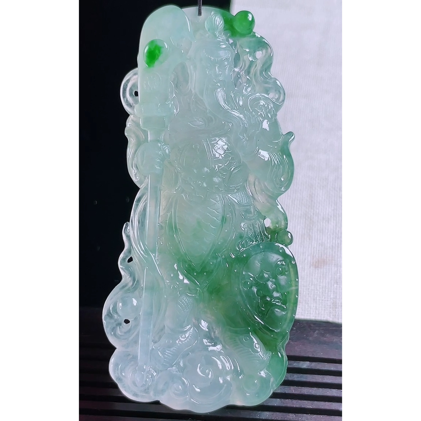 缅甸天然A货玉石翡翠 老坑冰种手工精雕飘绿关公吊坠