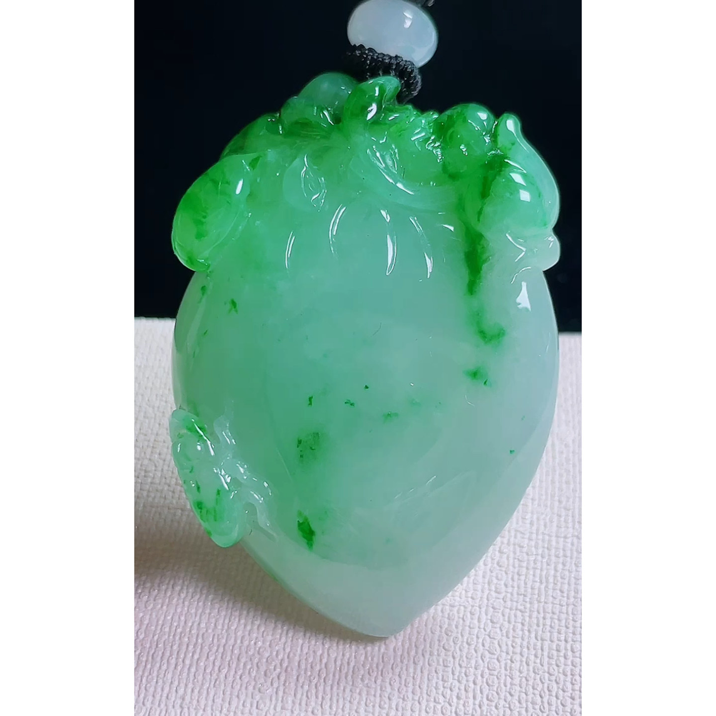 缅甸天然A货玉石翡翠 老坑冰种 手工精雕 阳绿寿桃吊坠