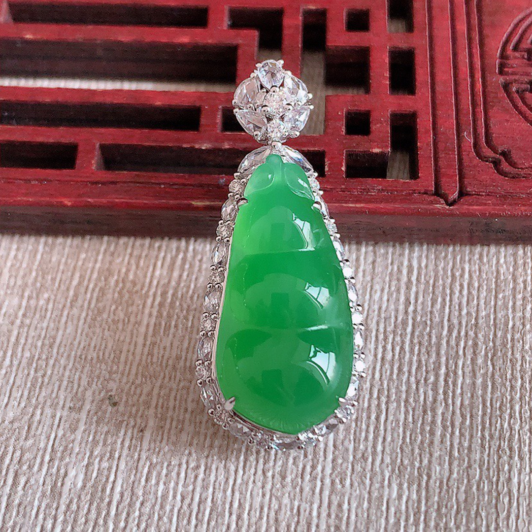 缅甸天然A货玉石翡翠 老坑冰种 手工精雕 18K金伴钻阳绿福豆吊坠