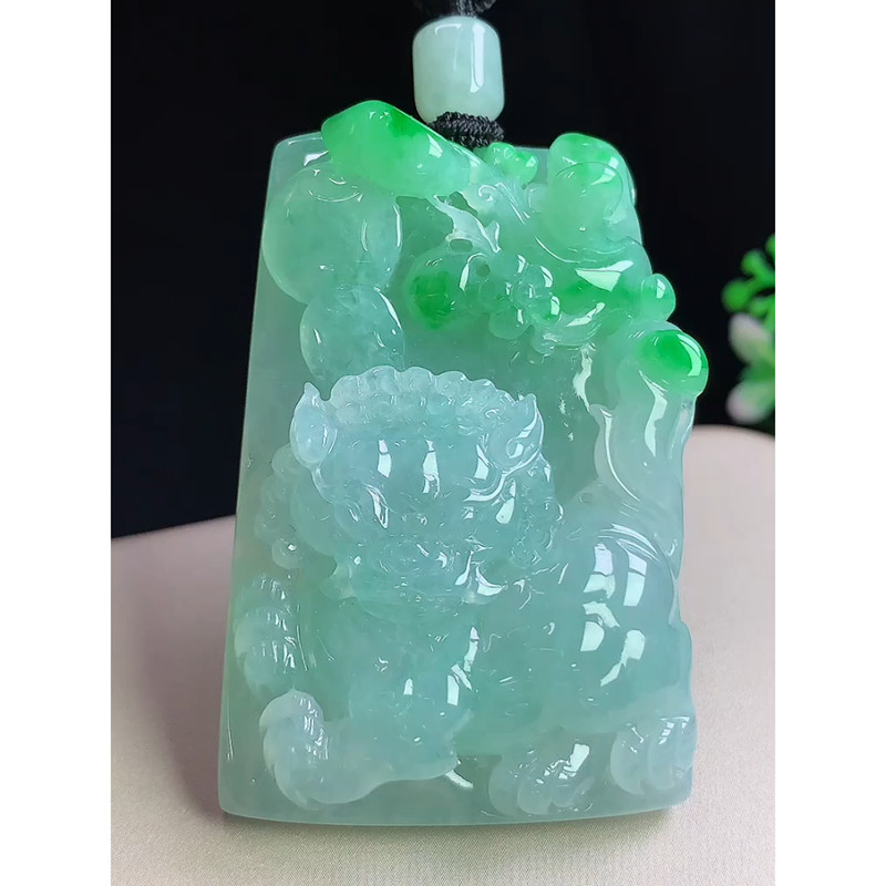 缅甸天然A货玉石翡翠 老坑冰种 手工精雕 飘绿貔貅吊坠