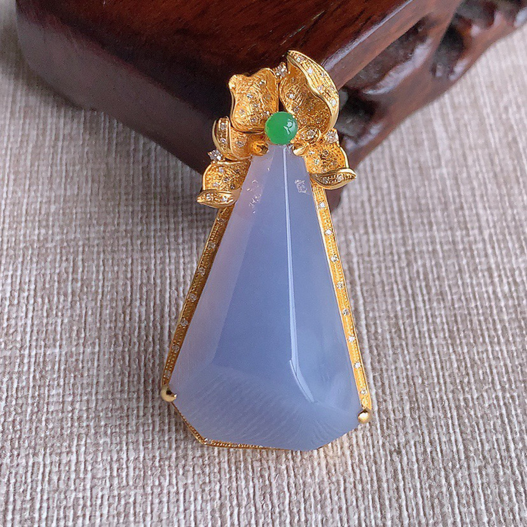 缅甸天然A货玉石翡翠 老坑冰种 手工精雕18K金伴钻紫罗兰随形吊坠