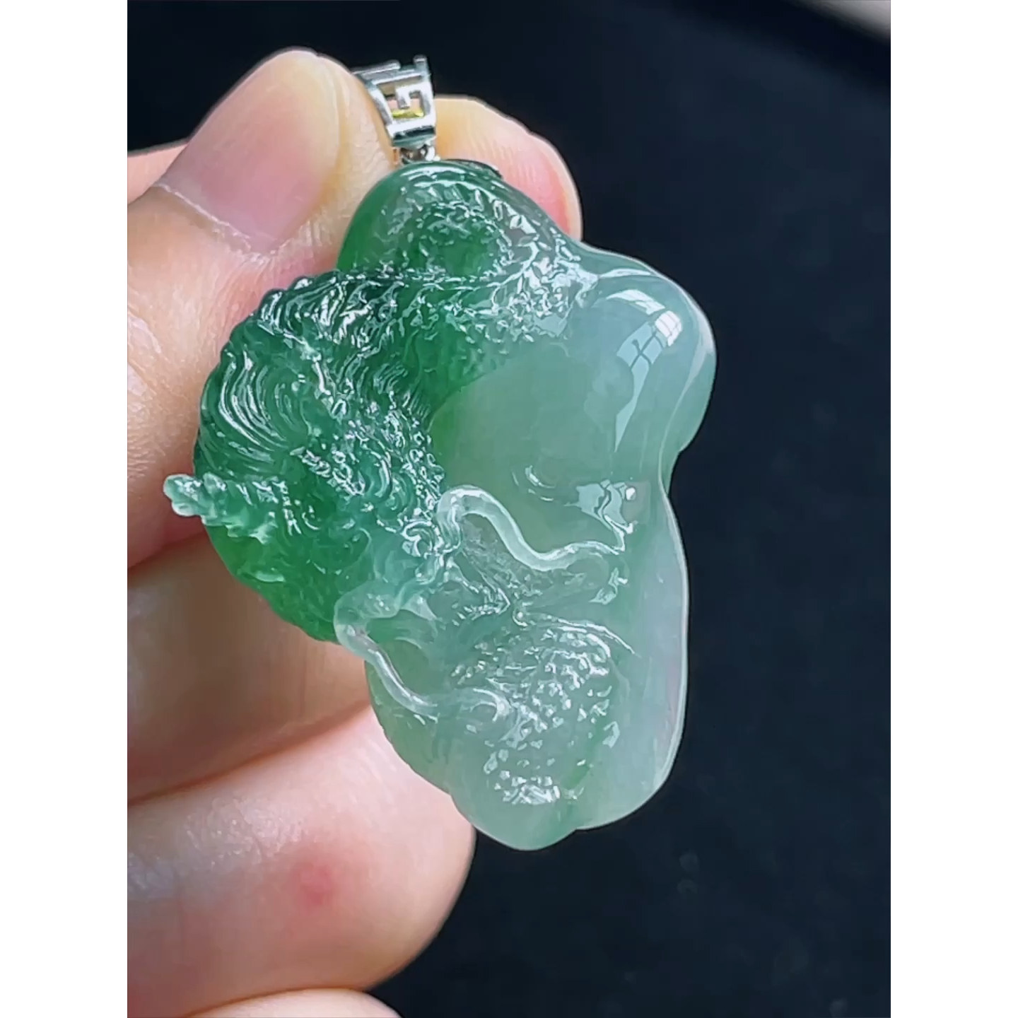 缅甸天然A货玉石翡翠 老坑冰种手工精雕18k金扣冰飘绿龙牌吊坠