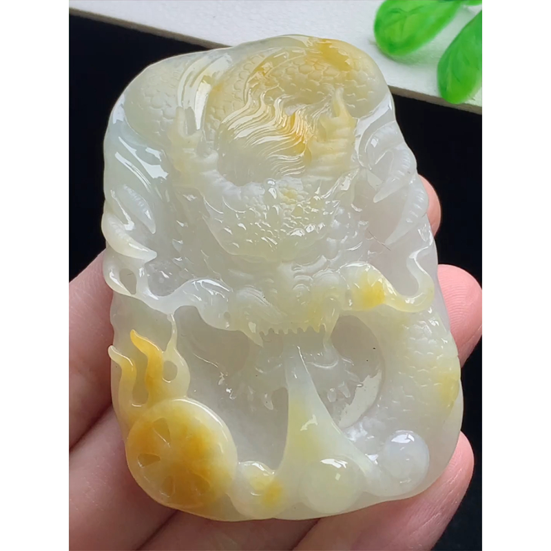 缅甸天然A货玉石翡翠 老坑冰种手工精雕黄翡龙牌吊坠
