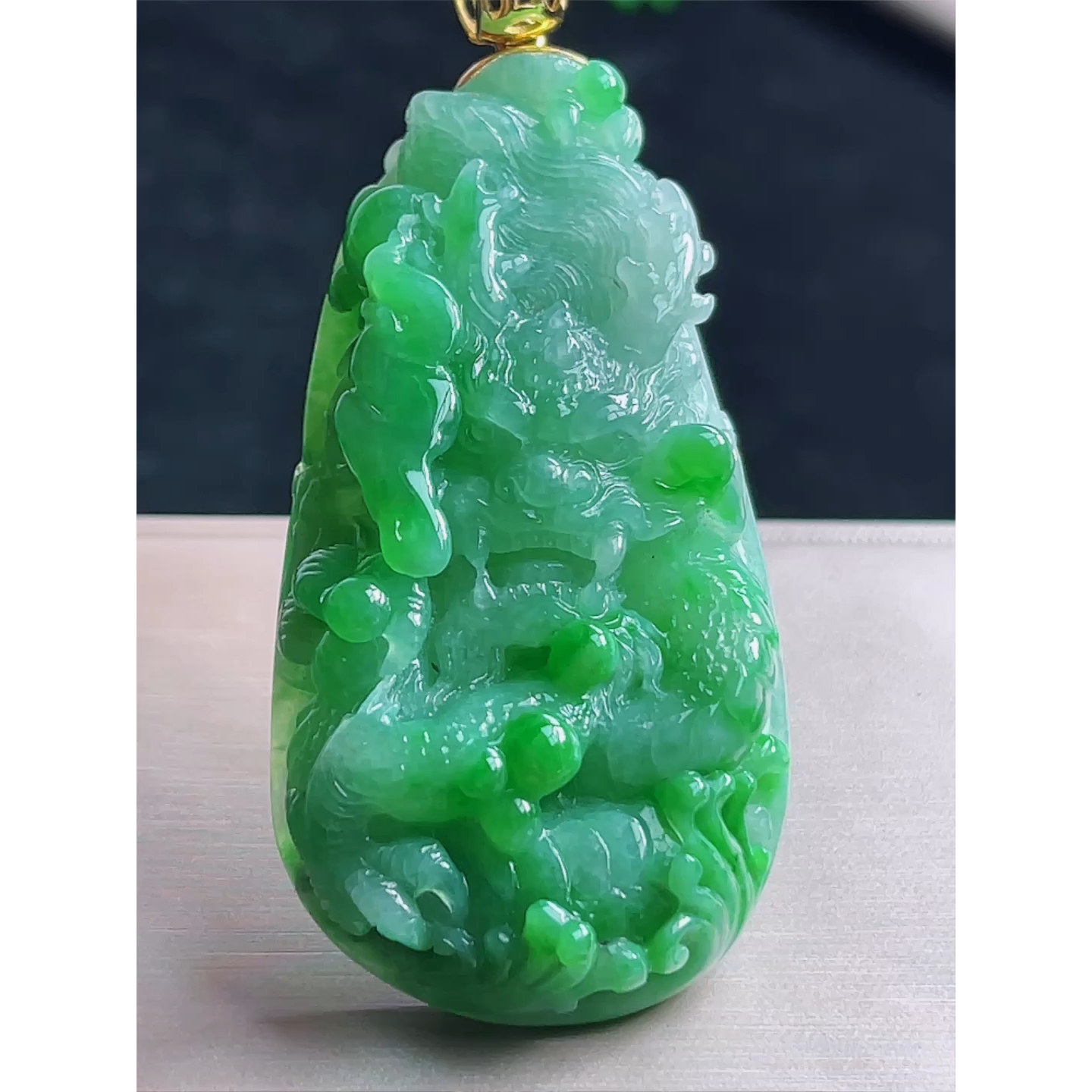 缅甸天然A货玉石翡翠 老坑冰种手工精雕18k金扣飘阳绿龙牌吊坠