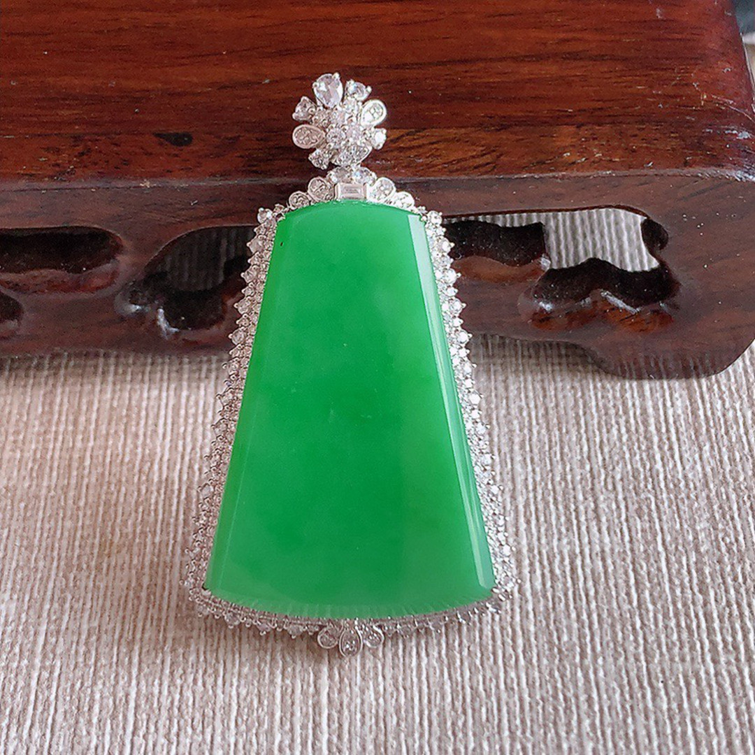 缅甸天然A货玉石翡翠 老坑冰种 手工精雕18K金伴钻满绿无事牌吊坠