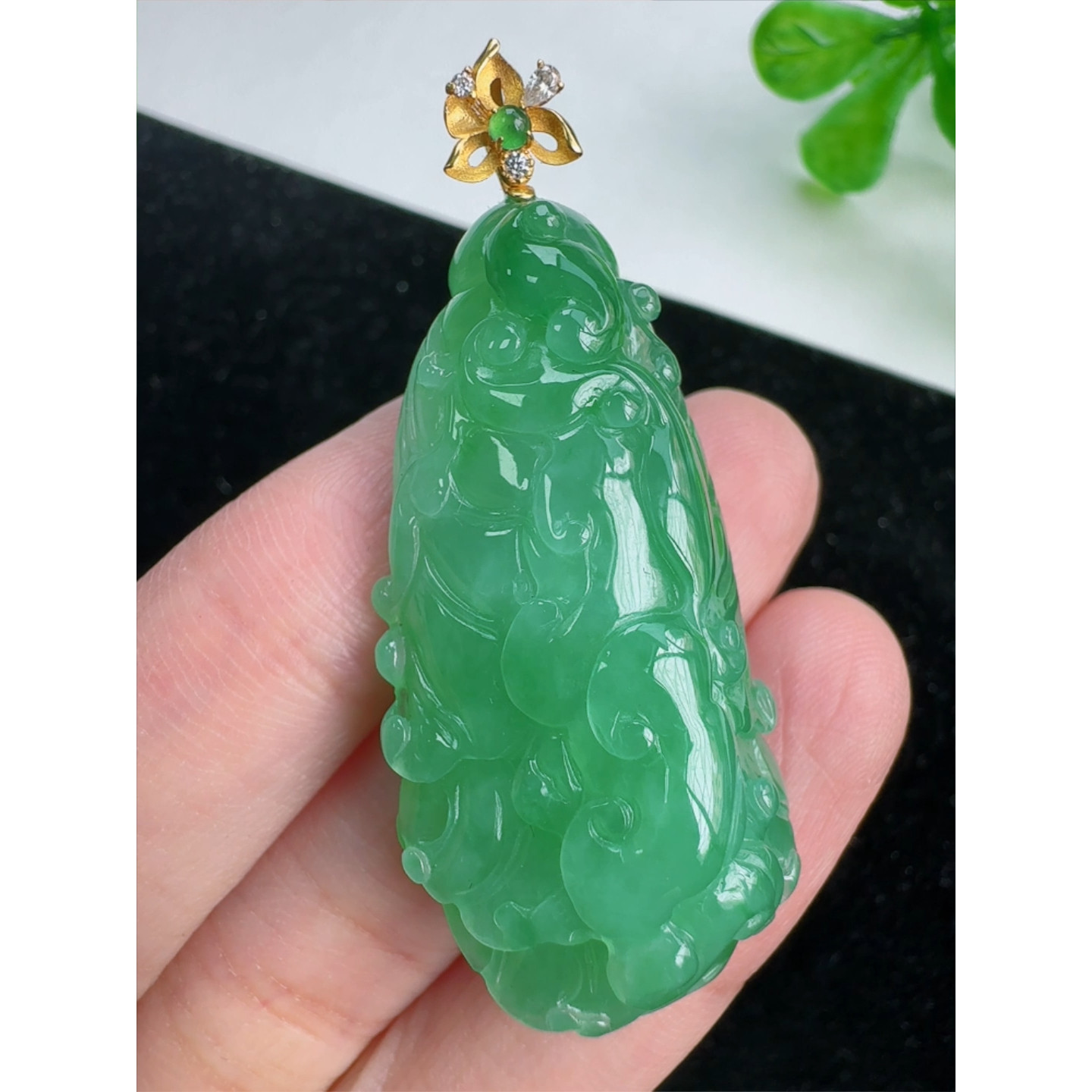 缅甸天然A货玉石翡翠 老坑冰种手工精雕18k金扣镶嵌 白菜吊坠