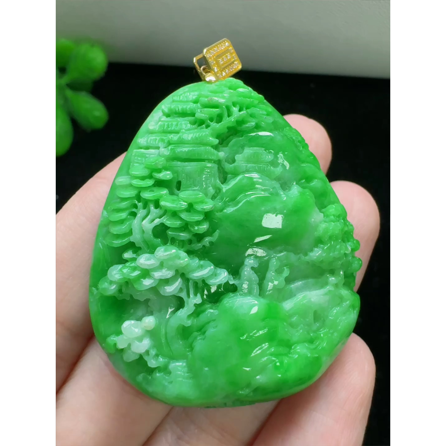 缅甸天然A货玉石翡翠 老坑冰种手工精雕18k金扣镶嵌 山水牌吊坠