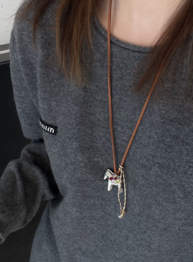 松弛感银色小马吊坠流苏皮绳项链女秋冬复古麂皮链长款毛衣链配饰